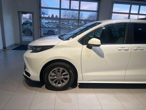 2025 Toyota Sienna LE