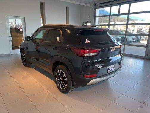 Mosaic Black Metallic 2026 Chevrolet Trailblazer LT