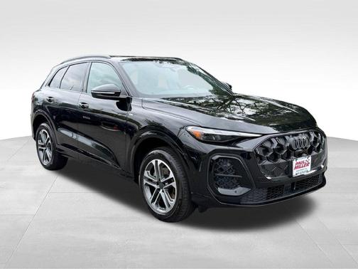 Mythos Black Metallic 2026 Audi Q5 2.0T Premium
