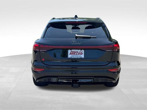 Mythos Black Metallic 2027 Audi SQ6 e-tron Premium Plus