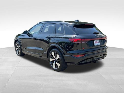 Mythos Black Metallic 2027 Audi SQ6 e-tron Premium Plus