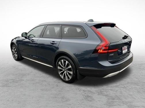 2025 Volvo V90 Cross Country B6 Plus