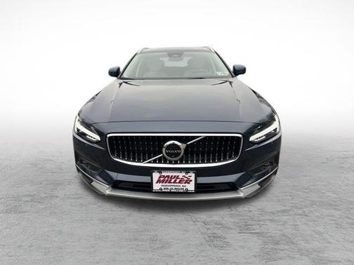 2025 Volvo V90 Cross Country B6 Plus