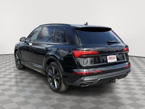 Mythos Black Metallic 2026 Audi Q7 PLUS