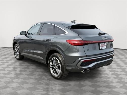 Daytona Gray Pearl Effect 2025 Audi Q5 2.0T Premium