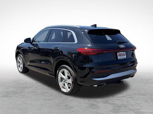 Mythos Black Metallic 2026 Audi Q5 PLUS