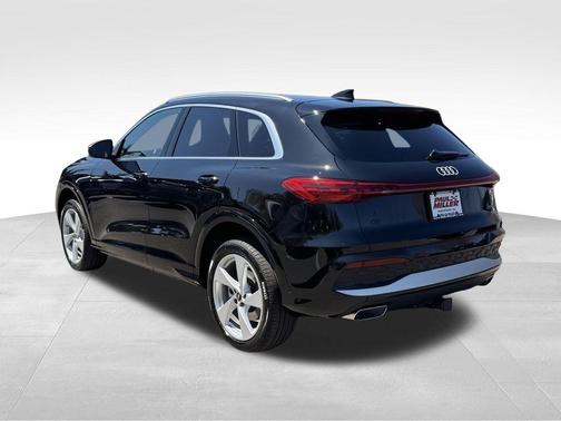 Mythos Black Metallic 2026 Audi Q5 PLUS