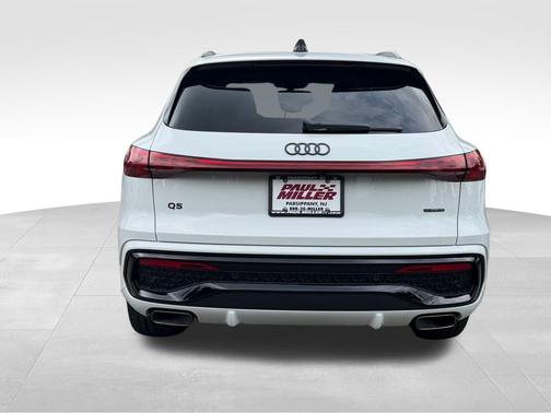 Glacier White Metallic 2026 Audi Q5 PLUS