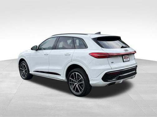 Glacier White Metallic 2026 Audi Q5 PLUS