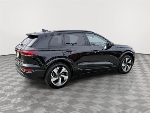 Mythos Black Metallic 2025 Audi Q6 e-tron Premium