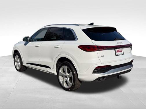 Glacier White Metallic 2026 Audi Q5 PLUS
