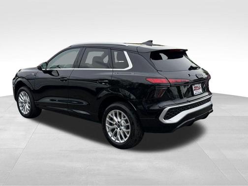 Mythos Black Metallic 2026 Audi Q3 S line