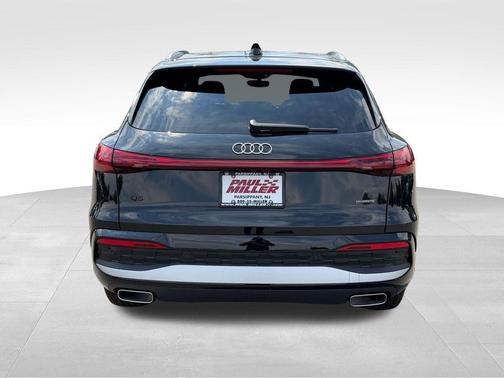 Mythos Black Metallic 2026 Audi Q5