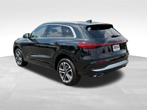 Mythos Black Metallic 2026 Audi Q5