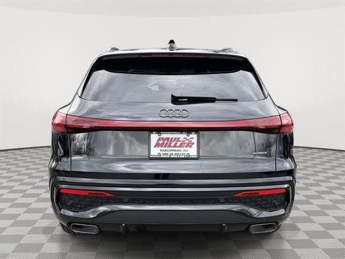 Mythos Black Metallic 2026 Audi Q5 PLUS