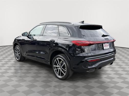 Mythos Black Metallic 2026 Audi Q5 PLUS