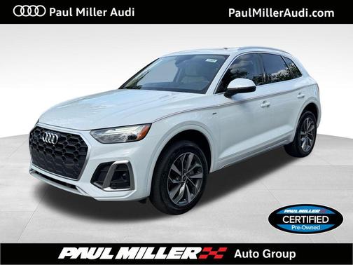 Glacier White Metallic 2024 Audi Q5 45 S line quattro Premium