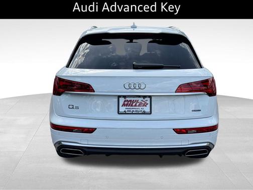 Glacier White Metallic 2024 Audi Q5 45 S line quattro Premium