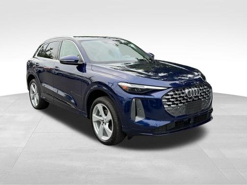 Navarra Blue Metallic 2026 Audi Q5 PLUS