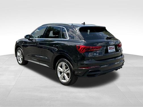 Mythos Black Metallic 2023 Audi Q3 45 S line Premium