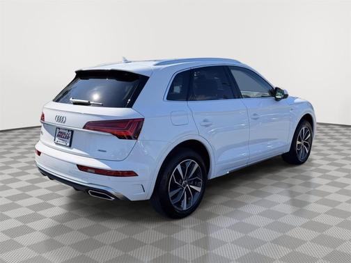 Ibis White 2023 Audi Q5 45 S line Premium Plus
