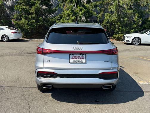 Florett Silver Metallic 2025 Audi Q5 2.0T quattro Premium