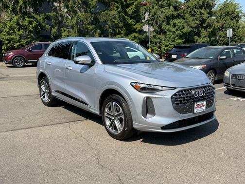 Florett Silver Metallic 2025 Audi Q5 2.0T quattro Premium