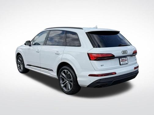 Glacier White Metallic 2025 Audi Q7 45 Premium