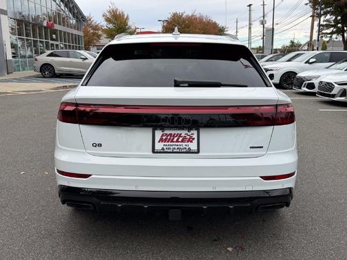 Glacier White Metallic 2027 Audi Q8