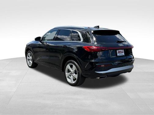 Mythos Black Metallic 2025 Audi Q5 2.0T quattro Premium