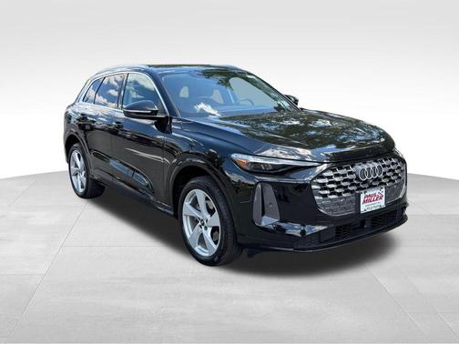 Mythos Black Metallic 2025 Audi Q5 2.0T quattro Premium