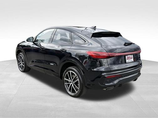 Mythos Black Metallic 2026 Audi Q5 PLUS