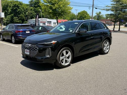 Mythos Black Metallic 2025 Audi Q5 2.0T quattro Premium