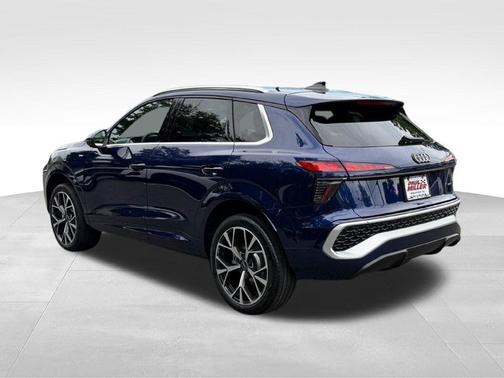 Navarra Blue Metallic 2026 Audi Q3 S line