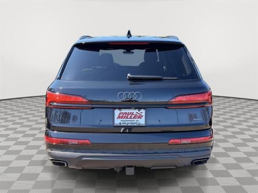 Mythos Black Metallic 2026 Audi Q7