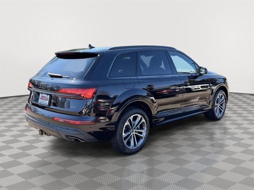 Mythos Black Metallic 2026 Audi Q7