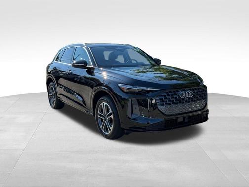 Mythos Black Metallic 2025 Audi Q5 2.0T quattro Premium