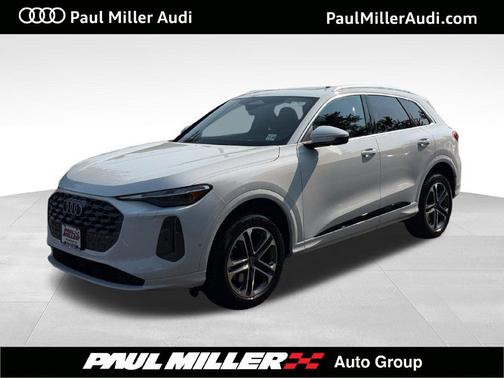 Glacier White Metallic 2025 Audi Q5 2.0T quattro Premium