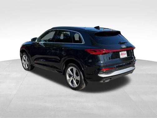 Mythos Black Metallic 2025 Audi Q5 2.0T quattro Premium