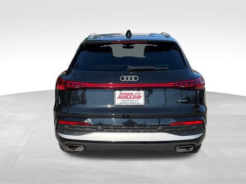 Mythos Black Metallic 2025 Audi Q5 2.0T quattro Premium