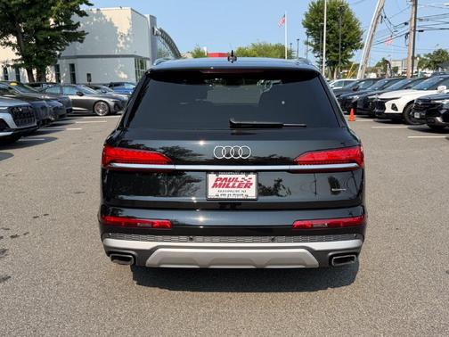 Mythos Black Metallic 2025 Audi Q7 55 Premium Plus