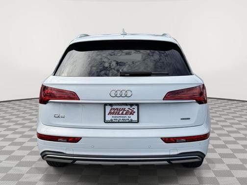 Glacier White Metallic 2023 Audi Q5 40 Premium