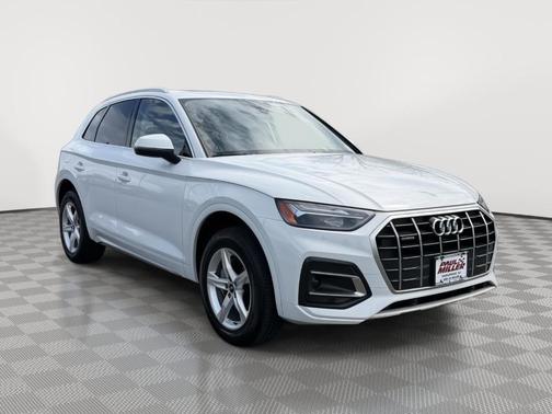 Glacier White Metallic 2023 Audi Q5 40 Premium