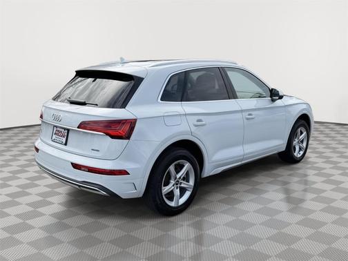 Glacier White Metallic 2023 Audi Q5 40 Premium