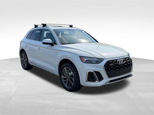 Glacier White Metallic 2023 Audi Q5 45 S line quattro Premium