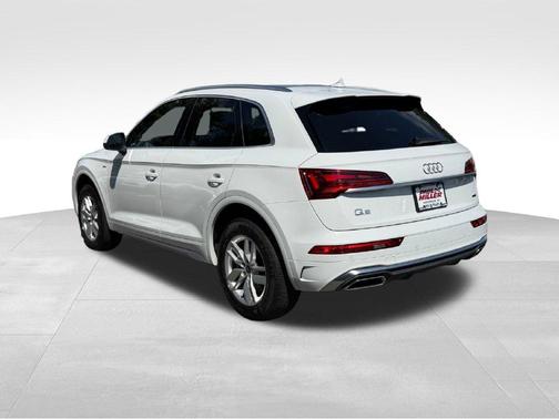 Glacier White Metallic 2023 Audi Q5 45 S line quattro Premium