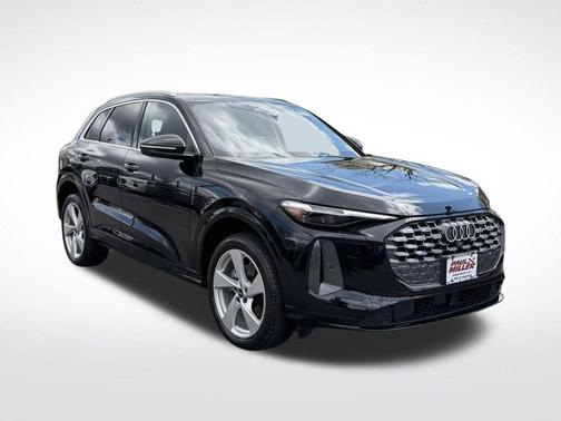 Mythos Black Metallic 2025 Audi Q5 2.0T quattro Premium