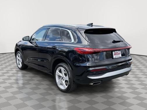 Mythos Black Metallic 2025 Audi Q5 2.0T quattro Premium