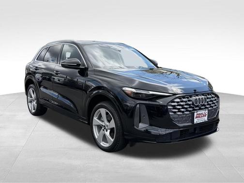 Mythos Black Metallic 2025 Audi Q5 2.0T quattro Premium