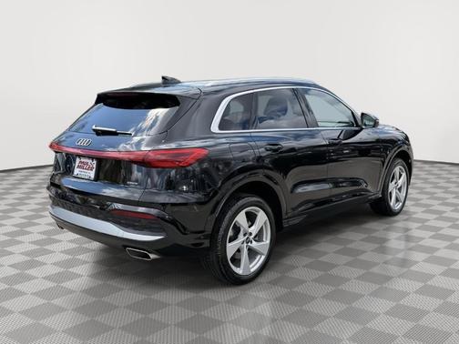 Mythos Black Metallic 2025 Audi Q5 2.0T quattro Premium